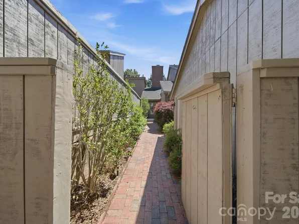 5136 Dunes Ct, Charlotte, NC 28226