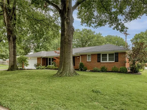 5001 Pawnee Dr, Roeland Park, KS 66205
