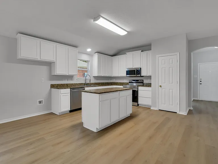 712 Riverhead Dr — Photo 8