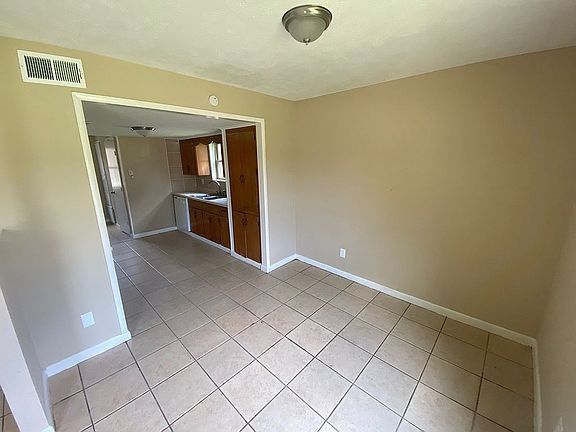 3rd image of 2110 N Yorktown Ct