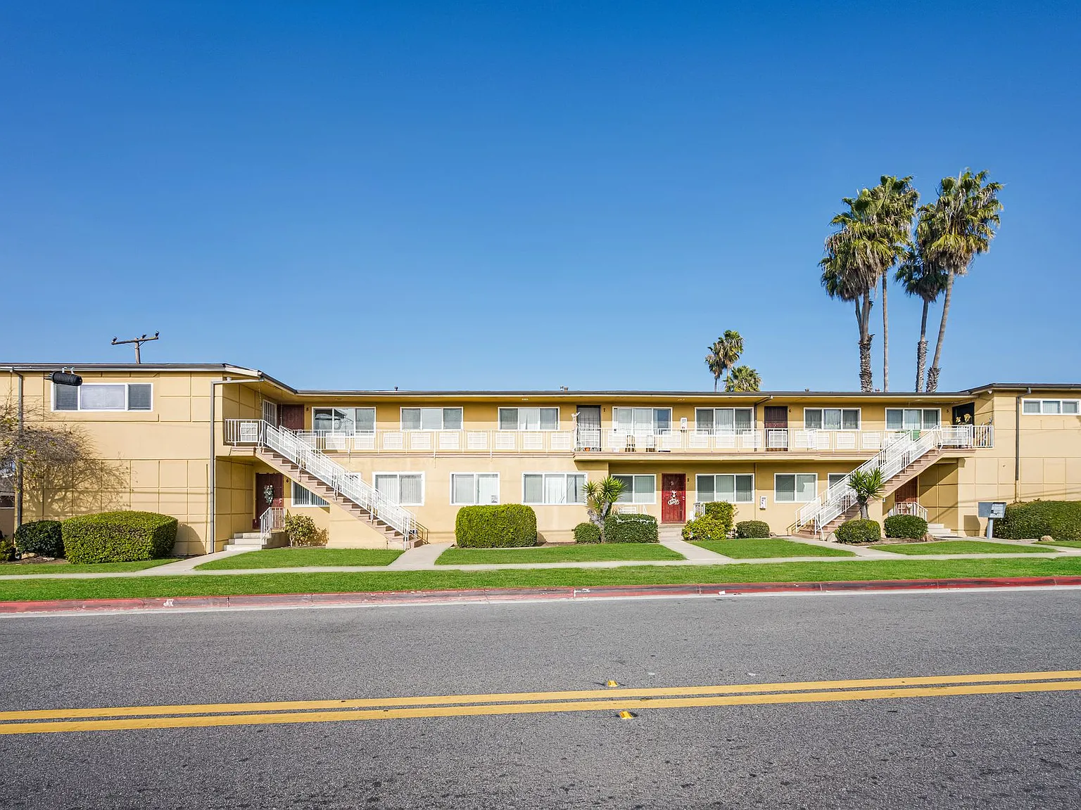 Van Ness Apartments — Photo 1