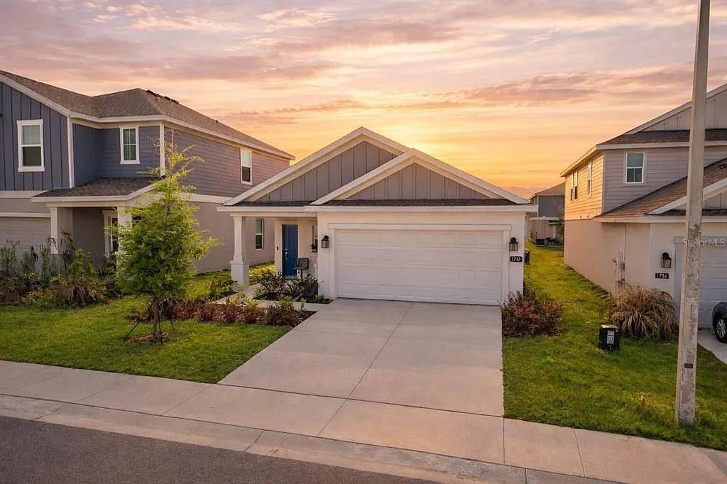 3 bed, 2.0 bath, 1440 sqft, $2,490 — Photo 2