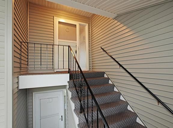2nd image of 423 N Thornwood Dr
