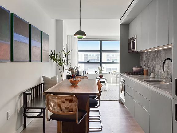 3rd image of 547 W 47th St Room 621