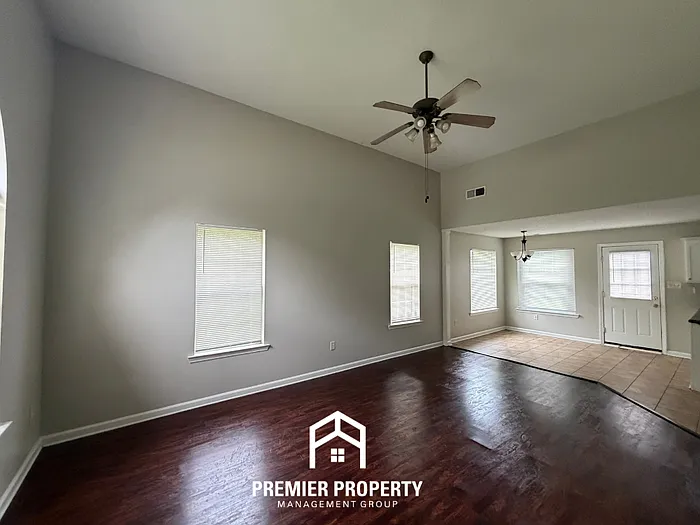 7823 Wolf Hollow Dr — Photo 3