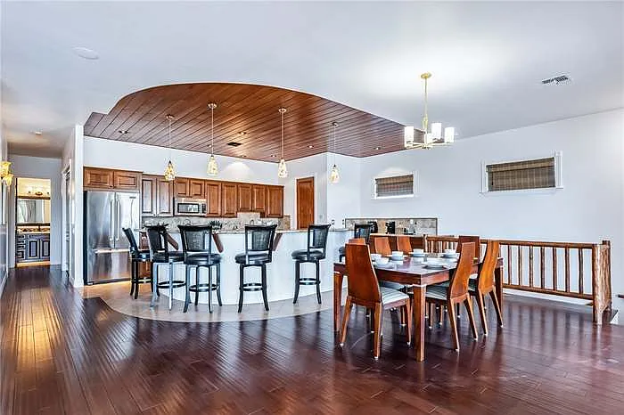 3 bed, 2625 sqft, $3,950 — Photo 3