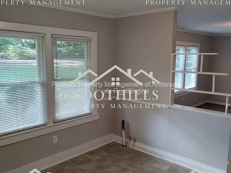 1302 Robbins Dr — Photo 7