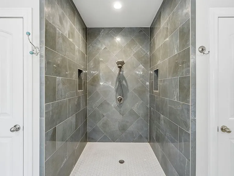 7309 Midlands St — Photo 11
