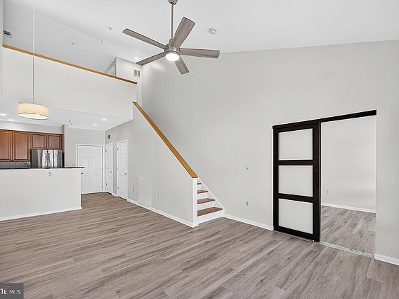 3rd image of 801 S Greenbrier St APT 404