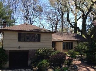 40 Fernwood Ln, Roslyn, NY 11576
