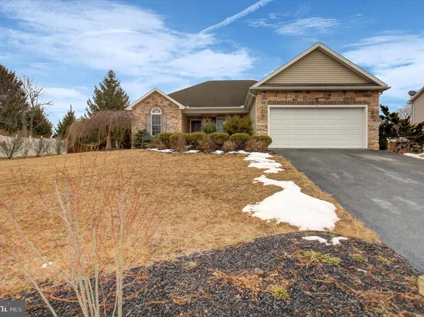 18 Sir William Dr, Newville, PA 17241