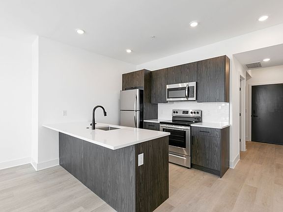 3rd image of 3045-51 Richmond St #404
