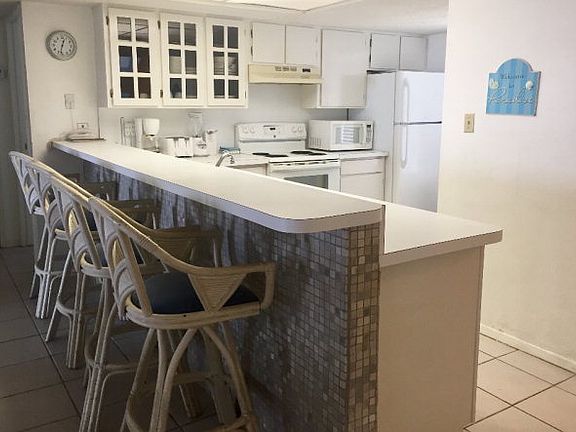 4th image of 402 Padre Blvd