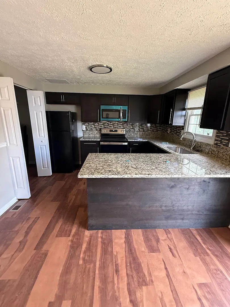 Spacious Townhome for Rent! Central Air! Finished Basement! Gourmet Kitchen! Available Now! — Photo 3