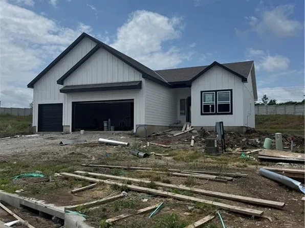 8939 SW 6th St, Blue Springs, MO 64064