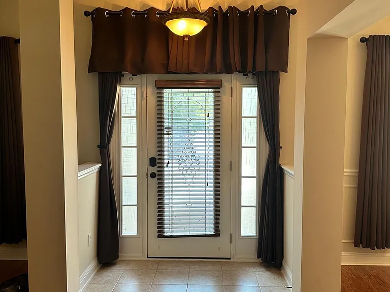 1439 Barrington Cir — Photo 2
