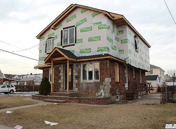 4th image of 180 Westbury Ave