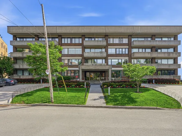 4660 Avenue Bonavista #202, Montreal, QC H3W 2C5