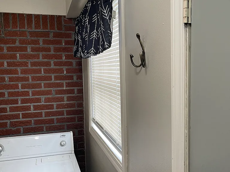 1913 N Ross Ave — Photo 9