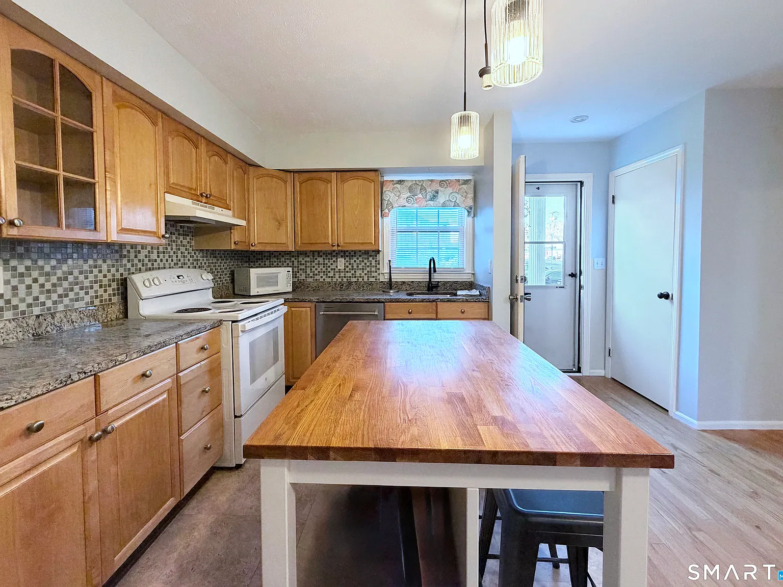 2 bed, 1.5 bath, 1152 sqft, $2,400 — Photo 2