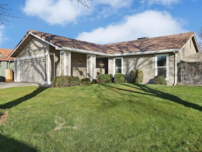485 Mahogany Ln — Photo 1