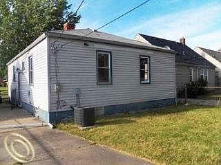 5th image of 985 Leblanc St