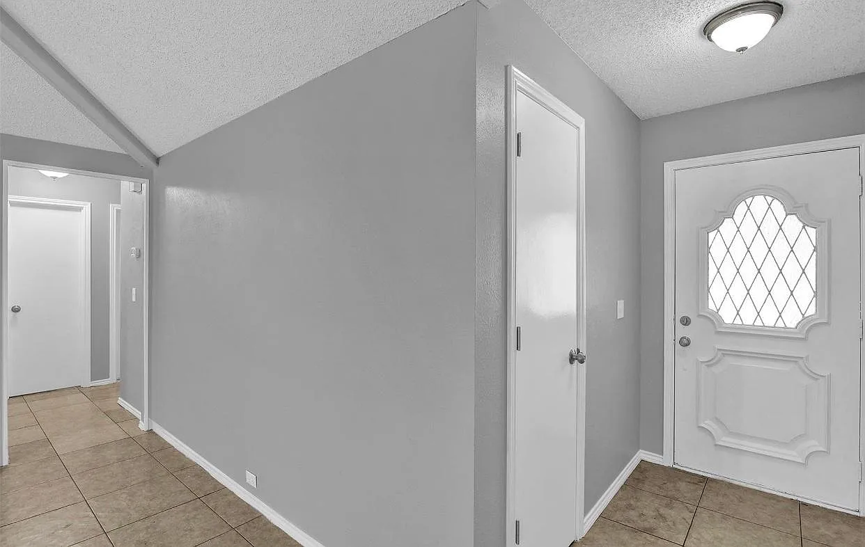 1113 Roaring Springs Dr — Photo 2