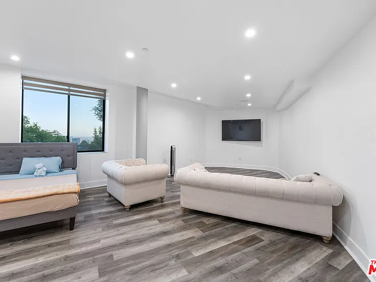 6181 Temple Hill Dr — Photo 43
