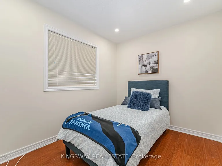 803 Khan Cres — Photo 35