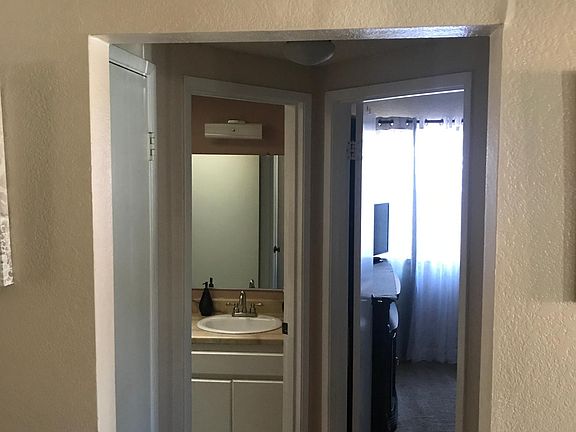 5th image of 208 Honeysuckle Ln