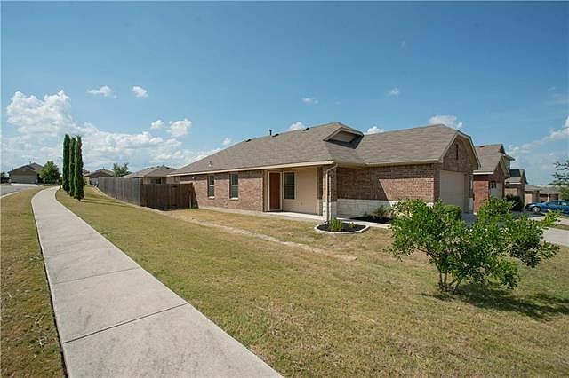 1st image of 165 Willow Leaf Ln