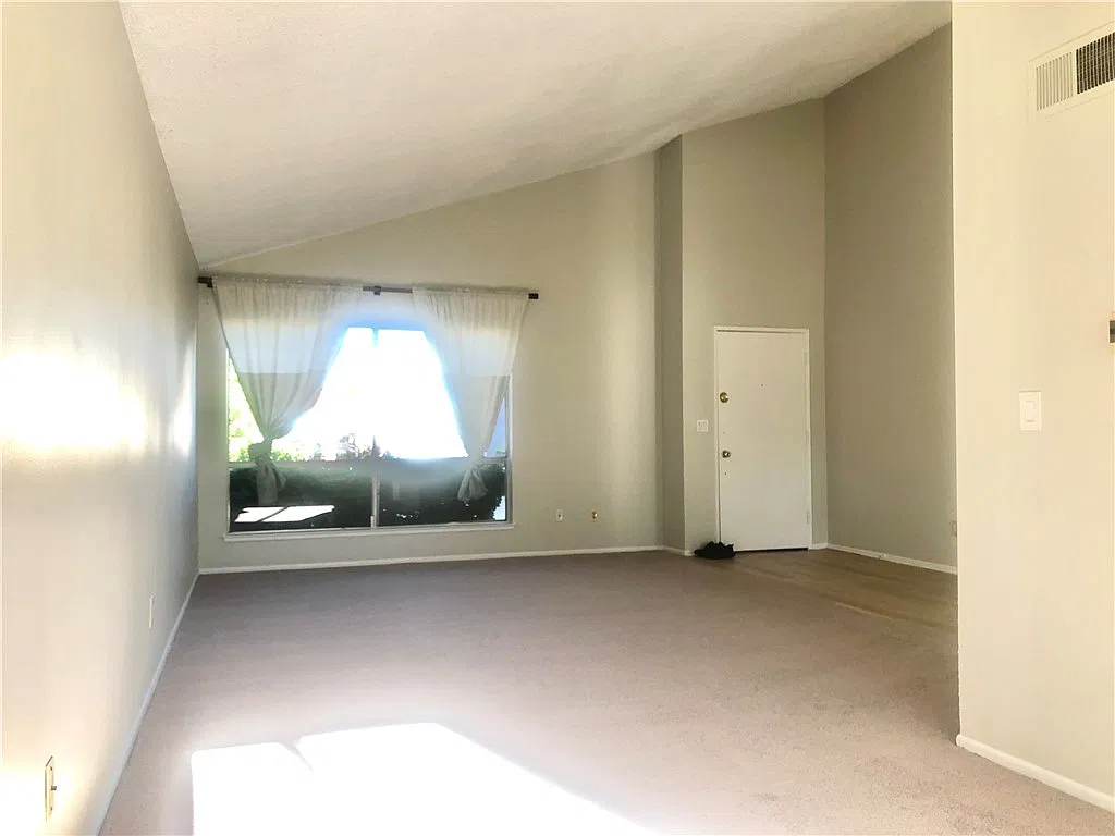 4 bed, 2.5 bath, 1897 sqft, $4,500 — Photo 3