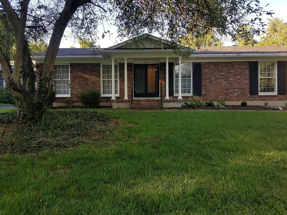 Front of home on cul-de-sac