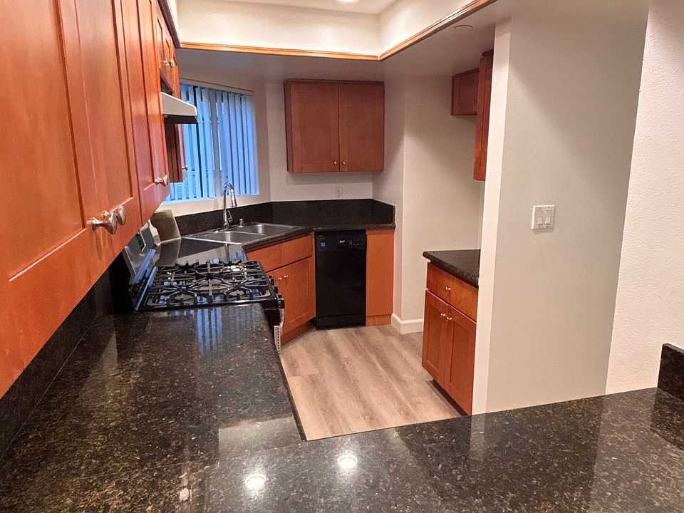 kitchen / dining counter