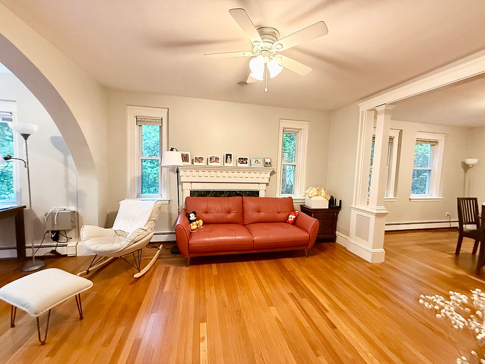 Bright & spacious living room
