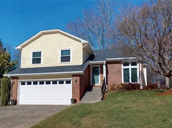 713 Old Barn Cir, Pilot Mountain, NC 27041