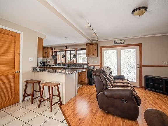 4th image of 411 Florence Cir