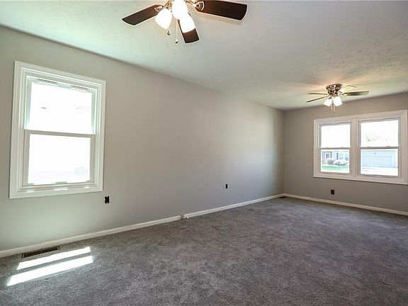 3rd image of 105 Sugar Tree Cir