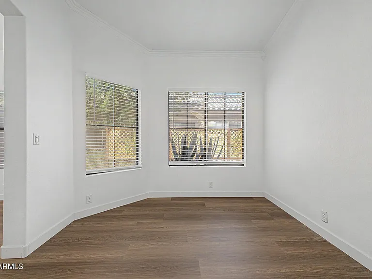 8868 W Laurel Ln — Photo 12