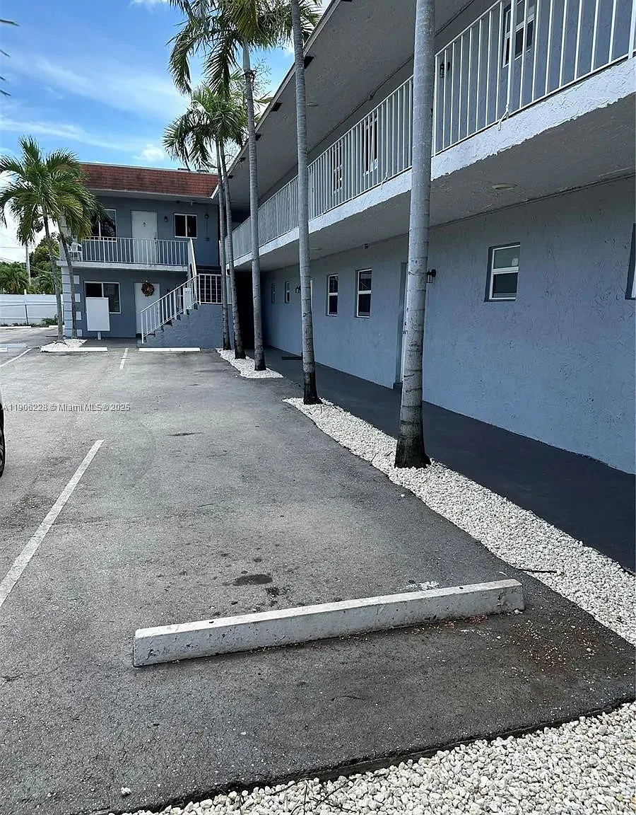 Deerfield Beach Manor — Photo 1
