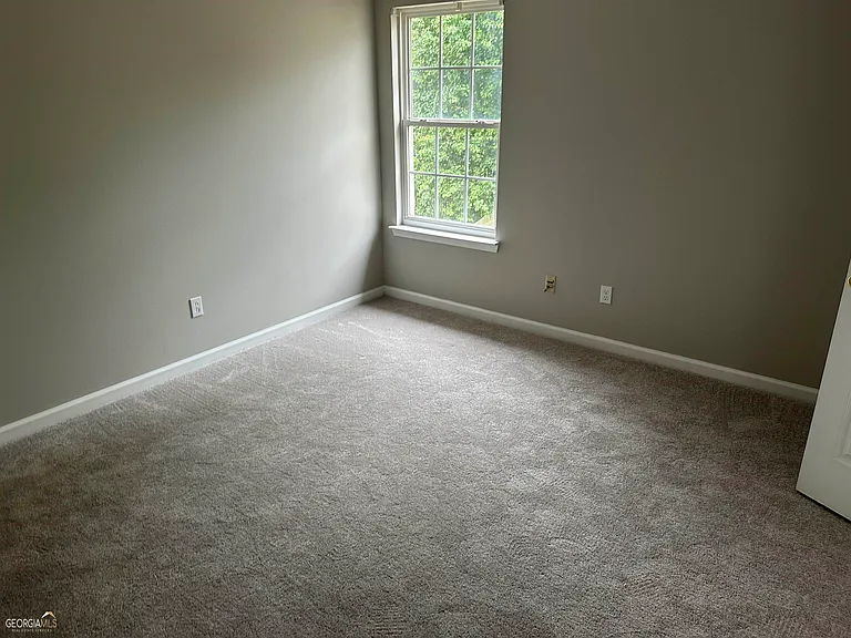 1133 Hawthorn Ln — Photo 7