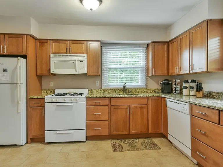 42 Walnut St #2 — Photo 5