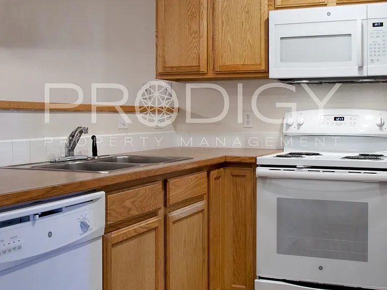 674 N Hydra Pl #B — Photo 4