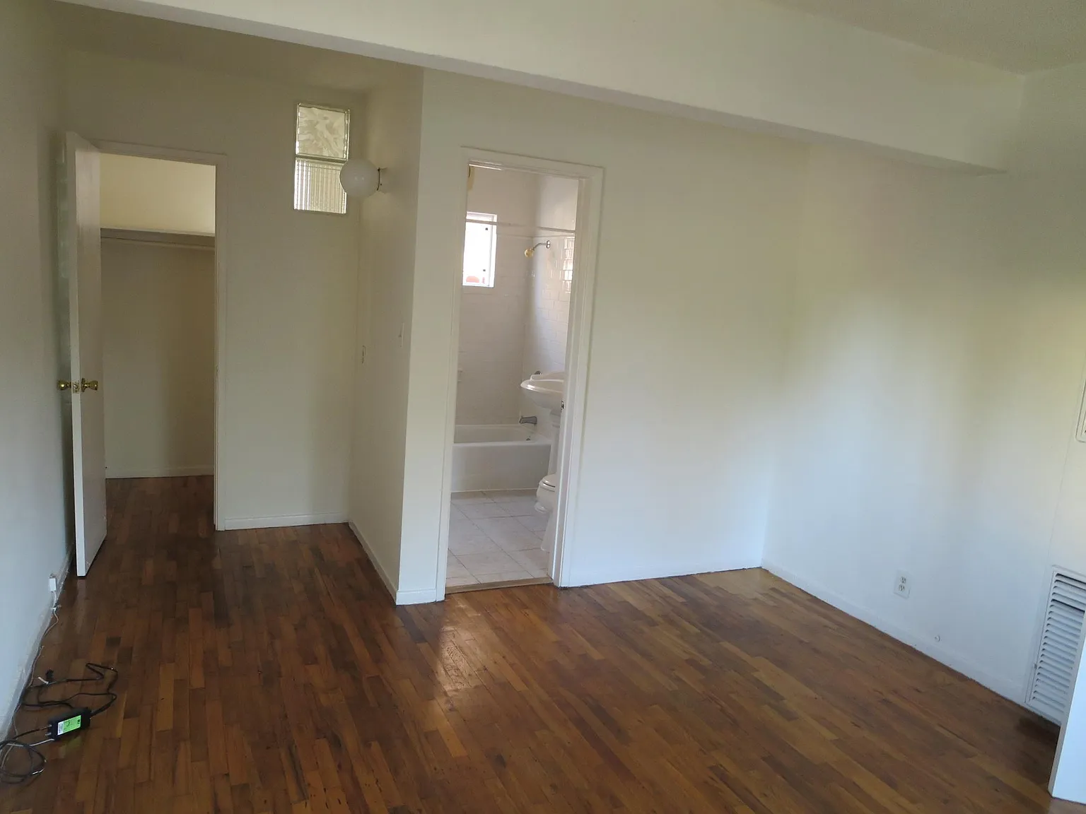2 bed, 1200 sqft, $4,400 — Photo 2