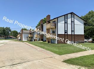 1000 Twin Oaks Ter, Harrisonville, MO 64701