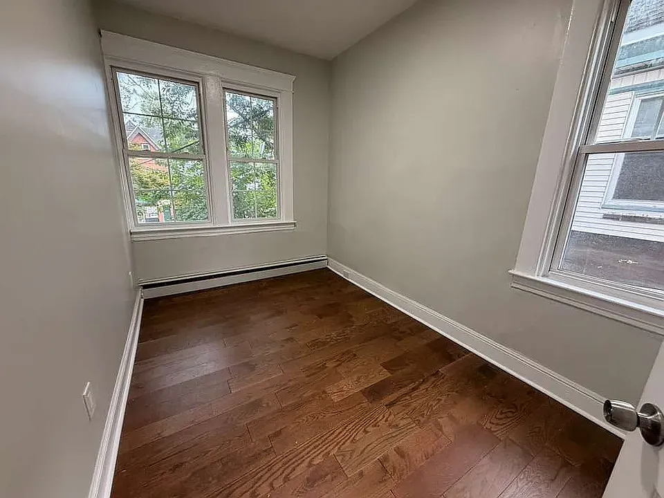 4 bed, 930 sqft, $1,950 — Photo 3