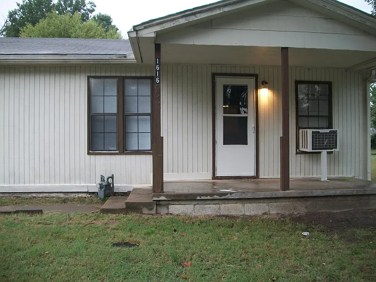 1616 N Atlanta Ct — Photo 2