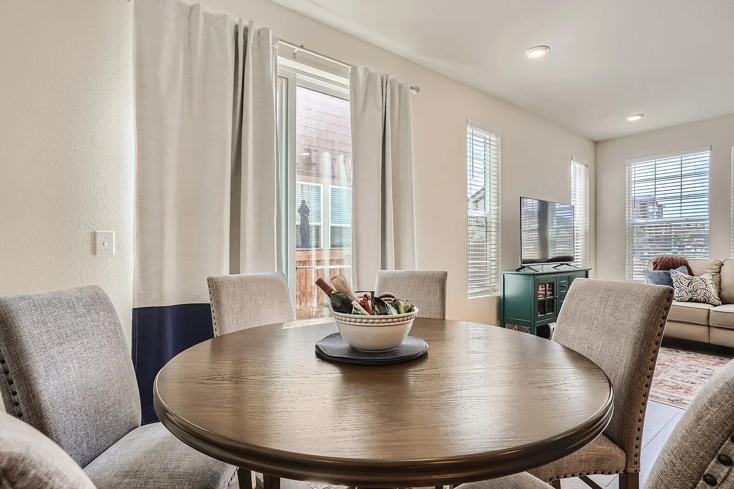 3 bed, 2.5 bath, 2079 sqft, $4,200 — Photo 1