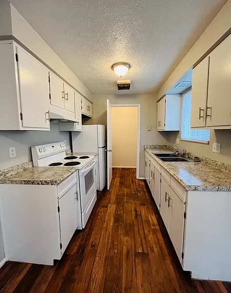 Broadmoor Apartments — Photo 2