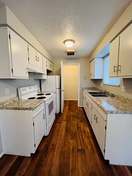 Broadmoor Apartments